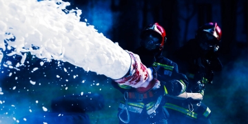 ECHA, Europeiska Kemikaliemyndigheten, har lämnat ett förslag på förbud mot PFAS i brandskum. Anledningen är att PFAS anses skadligt. Snart kommer ytterligare ett förslag, ett totalförbud mot PFAS.