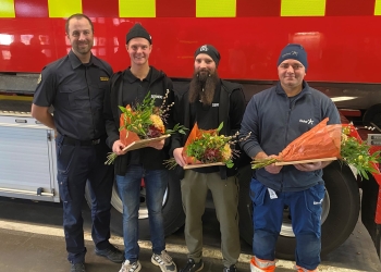 NÄRF:s tillförordnade förbundschef Markus Green gav Christopher, Philip och Njazi utmärkelsen för rådig insats.