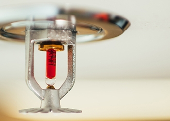 Trots att sprinklersystem är en av de mest effektiva metoderna för att skydda liv och egendom vid en brand, nekas tillstånd för anslutning till kommunalt vatten i flera svenska kommuner. 
Bild: Brandskyddsföreningen