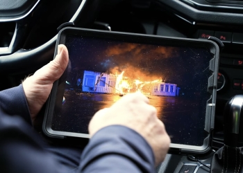 När restvärdeledaren Morgan Palmquist blev inringd strax efter midnatt var han snabbt på plats med ett tydligt uppdrag: att minimera skadorna och rädda så mycket värdefull utrustning som möjligt.
BILD: Brandskyddsföreningen