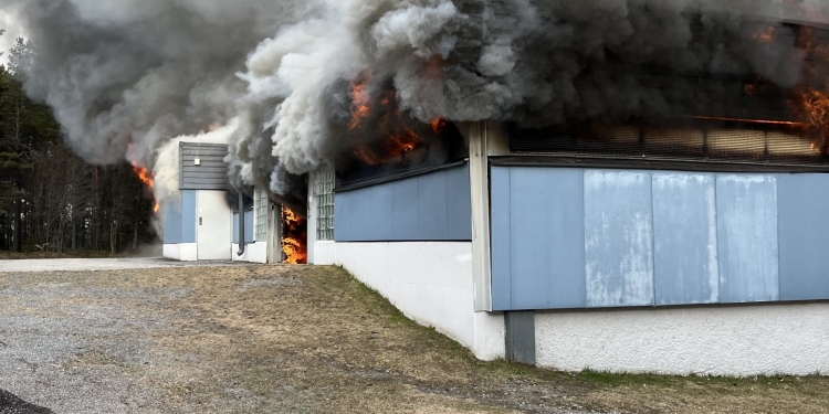 Dansk räddningstjänst är oroliga för framtidens garagebränder med nya typer av fordon.
Bilden visar en garagebrand i Luleå i våras.
BILD: Oskar Lind
