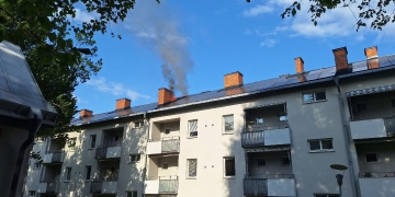 Solcellsbranden i Södertälje spred sig ner i vindskonstruktionen. BILD: Södertörns brandförsvarsförbund