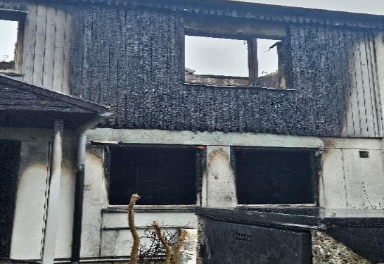 Bild på lägenheten där branden först startade. Hela balkongkonstruktionen som ska ha funnits på samtliga lägenheter är helt uppbrunna.