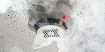 En brandvarnare väckte familjen som förlorade sitt hus i brand på nyårsdagen i Snällsböke. Ingen omkom, enligt tidningen Smålänningen.