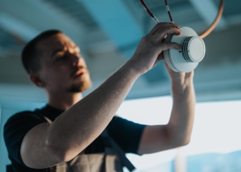 Falska brandlarm i betonganläggningar kostar miljoner och orsakar stora CO₂-utsläpp – Brandsäkert granskar problemen och lösningarna.