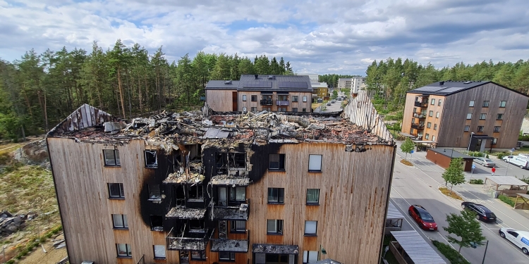 Storbrand i Upplands-Bro visar risker med träfasad, balkonger och brandtester – nya krav kan stärka brandsäkerheten.