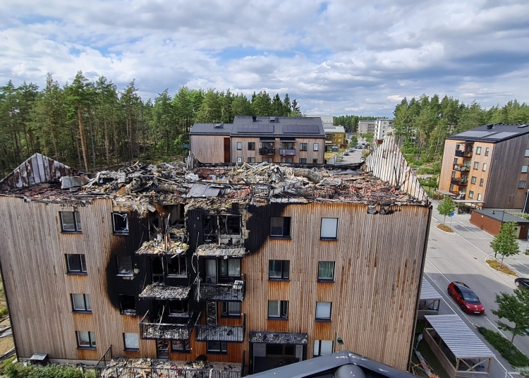 Storbrand i Upplands-Bro visar risker med träfasad, balkonger och brandtester – nya krav kan stärka brandsäkerheten.